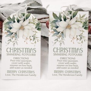 Può includere: Due etichette regalo bianche con un design floreale e il testo "Christmas Simmering Potpourri" e istruzioni per l'uso. Il testo include anche "Merry Christmas" e "Love, The Henderson Family".