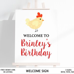 Może przedstawiać: Tablica powitalna z ilustracją ż&oacute;łtego kurczaka i tekstem "Witamy na urodzinach Brinley'a". Tablica stoi na sztaludze i ma białe tło.