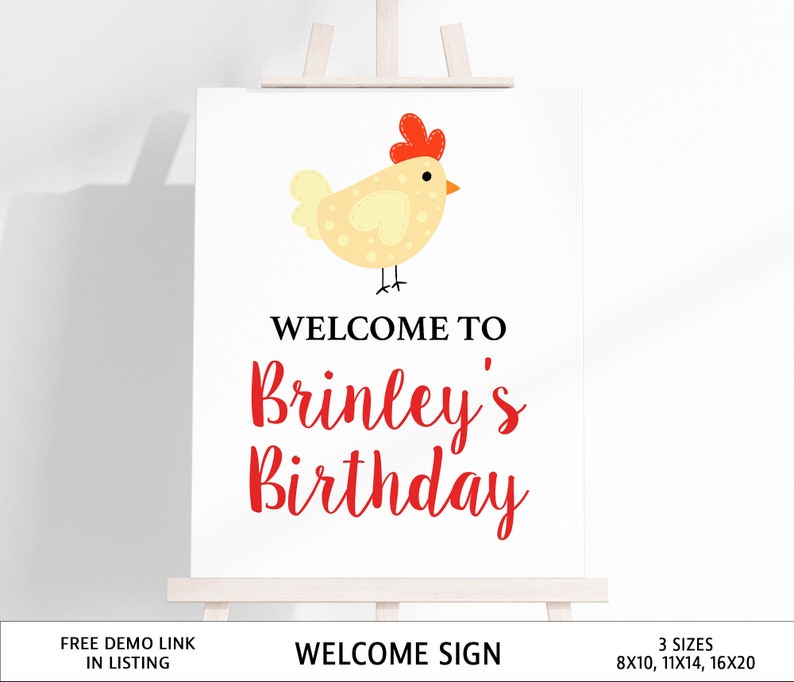 Może przedstawiać: Tablica powitalna z ilustracją ż&oacute;łtego kurczaka i tekstem "Witamy na urodzinach Brinley'a". Tablica stoi na sztaludze i ma białe tło.