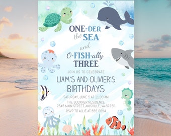 Op de afbeelding: Een blauwe en witte verjaardagsuitnodiging met een zeethema. De uitnodiging luidt "One-der the Sea and O-Fish-ally Three". Het bevat een verscheidenheid aan zeedieren, waaronder een schildpad, een walvis, een octopus, een haai, een zeepaardje, een kwal en een clownvis. De uitnodiging is voor de verjaardagen van Liam en Olivier.