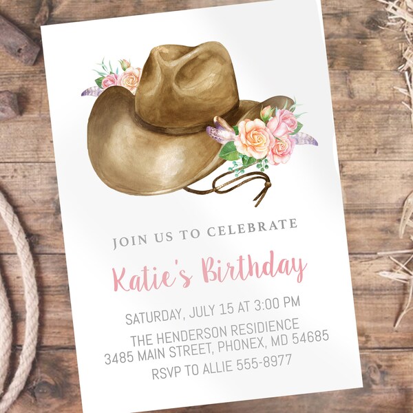 Invitación de cumpleaños de vaquera con sombrero de vaquero, botas y flores y texto rosa, descarga instantánea