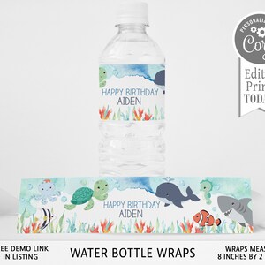Pu&ograve; includere: Etichette per bottiglie d'acqua con uno sfondo acquerellato blu che presenta creature marine come una tartaruga, una balena, un polpo e uno squalo. Le etichette recitano "Buon compleanno Aiden" e misurano 20,3 cm per 5,1 cm.