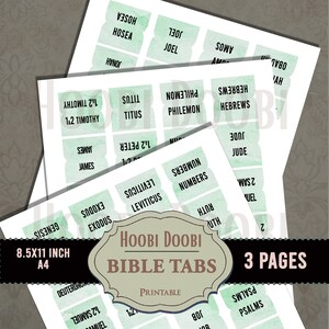 Puede incluir: Tres hojas de pestañas bíblicas imprimibles con una textura de acuarela verde claro y texto negro. Cada pestaña está etiquetada con un libro de la Biblia. Una pancarta central muestra el texto HOOBI DOOBI BIBLE TABS, 8.5X11 INCH, A4, 3 PAGES.