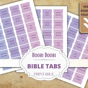 Puede incluir: Pestañas de la Biblia imprimibles con los nombres de cada libro de la Biblia. Las pestañas están en un esquema de color morado y azul con un fondo blanco. El texto está en negro. Las pestañas están dispuestas en tres columnas. El texto "Hoobi Doobi Bible Tabs Printable" está en un círculo blanco con un contorno negro.