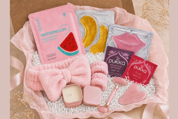 Personalised Christmas Facial Spa Gift Box for Her, Skincare Pamper Hamper with Candle, Face Masks, Roller and Gua Sha