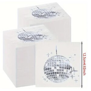 Puede incluir: Dos cajas de regalo blancas con un dise&ntilde;o de bola de discoteca plateada. Las cajas miden 12,5 cm de alto.