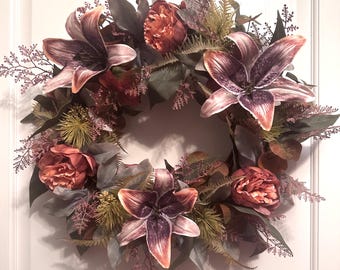 Elegante corona de otoño, corona otoñal para la puerta principal, corona malva y burdeos, decoración rústica de estilo granja para otoño, corona de lirios y peonías.