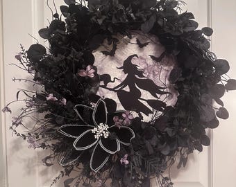 Elegante corona de bruja de Halloween, corona de bruja voladora y luna de Halloween, decoración gótica de Halloween
