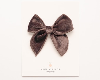 KLEINE SAMT BRAUN Fable Baby Haarschleife, braune Haarschleife, Neugeborene Schleife, Mädchen Schleife, Baby Stirnband, Zopf Haarspangen, Herbst Herbst Haarschleife