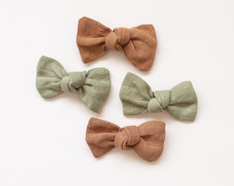 SET DE 4 nœuds de cheveux noués en lin pour bébé, arc de bébé netural earthton, arc de cheveux de tout-petit, pinces à cheveux de tout-petit, arcs de cheveux de fille, arcs en queue de cochon
