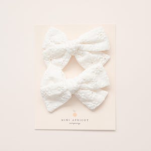 NEW** WHITE floral eyelet PIGTAIL bow set, piggy girl hair bow, pinwheel bow, pig tail hair bow, piggie hair clips, pig tail hair accessory