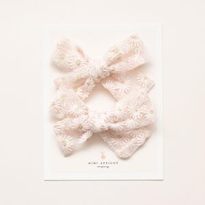 NEW* PINK DAISY tulle pigtail bow set, piggy girl hair bow, daisy pinwheel bow, pig tail hair bow, piggy hair clips, pig tail hair accessory