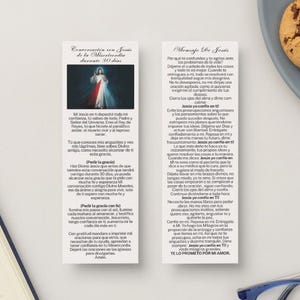 Peut inclure: Deux marque-pages blancs avec du texte religieux et une image de Jésus. L'un des marque-pages présente une photo de Jésus avec une aura rouge et bleue. Un plat de biscuits est en arrière-plan.