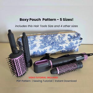 Può includere: Un set di strumenti per lo styling dei capelli, tra cui un asciugacapelli e spazzole rotonde, insieme a un beauty case con un motivo blu e bianco. Il testo recita "Boxy Pouch Pattern - 5 Sizes!" e "VIDEO TUTORIAL INCLUDED".