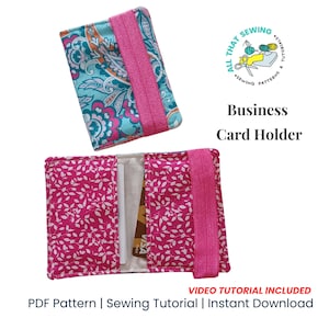 Op de afbeelding: Een roze en witte stoffen visitekaartjeshouder met een bloemenpatroon. De houder heeft een klep die over de kaarten vouwt om ze te beveiligen. De afbeelding bevat de tekst "Business Card Holder" en "PDF Pattern | Sewing Tutorial | Instant Download".