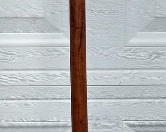 Machacador antiguo primitivo de gran tamaño tallado a mano con maravillosa pátina y vetas de madera