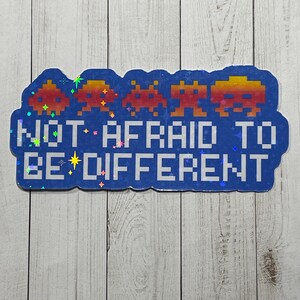 Keine Angst, anders zu sein, Wasserflasche Aufkleber, Alien Sticker, Holographic Star Sticker WetterfestEr Sticker, Laptop Sticker