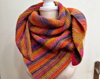 Triangular scarf hand-knitted