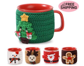 Könnte beinhalten: Eine rotgriffige Tasse mit einem grünen gehäkelten Weihnachtsbaum-Design. Die Tasse hat einen roten Innenraum. Vier kleinere Tassen zeigen Schneemann-, Rentier-, Weihnachtsmann- und Lebkuchenmann-Designs.