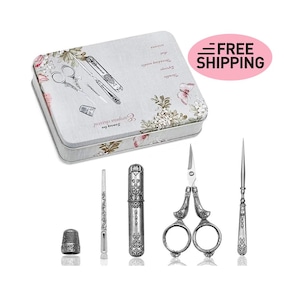 Puede incluir: Un kit de costura vintage en una caja de lata floral. El kit incluye un par de tijeras, un dedal, un enhebrador de agujas, un estuche para agujas y un descosedor.
