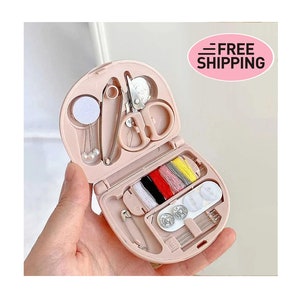 Mini kit de costura de viaje con estuche - Pequeña herramienta de costura portátil - Kit de reparación de costura de emergencia para viajes con hilos, tijeras y agujas