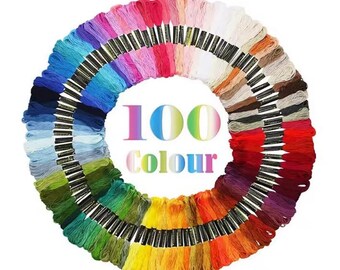 Puede incluir: Una disposición circular de 100 madejas de hilo de bordar en una amplia gama de colores. El hilo está dispuesto en gradiente, desde azules y verdes hasta amarillos, naranjas, rojos, rosas y morados. El texto "100 Colour" está en el centro.
