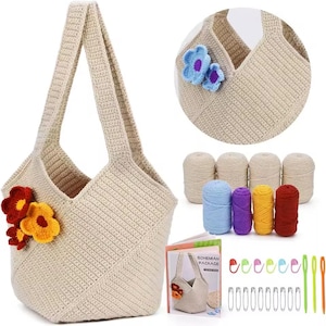 Könnte beinhalten: Beige gehäkelte Tragetasche mit Blumenverzierungen. Die Tasche hat ein geometrisches Design und stabile Griffe. Zusätzlich sind Garne in verschiedenen Farben, Häkelnadeln, Maschenmarkierer und ein Heft abgebildet.