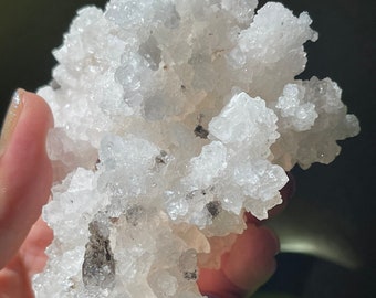 Op de afbeelding: Een cluster van witte selenietkristallen met een ruw, getextureerd oppervlak. De kristallen zijn in een natuurlijke formatie geclusterd, waardoor een uniek en prachtig display ontstaat.