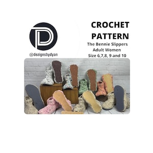 Puede incluir: Una colección de zapatillas de ganchillo en varios colores, incluyendo rosa, beige y verde, con suelas grises oscuras. La imagen incluye el texto "CROCHET PATTERN" y "The Bennie Slippers Adult Women Size 6,7,8, 9 and 10".