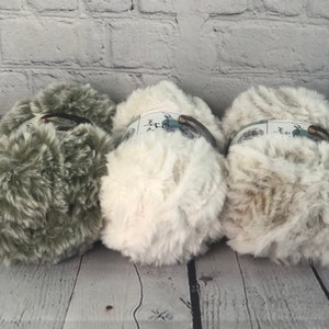 NICEEC 2 Skeins Super Soft Fur Yarn Chunky Fluffy Faux Fur Yarn