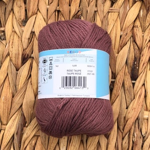 Op de afbeelding: Een bol rose taupe garen met een wit label waarop de productnaam, het kleurnummer en het verflotnummer staan. Het label bevat ook wasinstructies en is gemaakt in Turkije.
