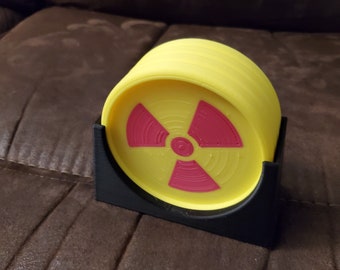 Posavasos con símbolo de radiación impreso en 3D con soporte