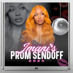 Op de afbeelding: Een promotiebanner voor "Imani's Prom Sendoff 2025", met een vrouw met oranje haar. De banner is 2,4 meter hoog en breed. Een discobal hangt van bovenaf. De achtergrond bevat een grijswaardenafbeelding van dezelfde vrouw en een kus van lippenstift.