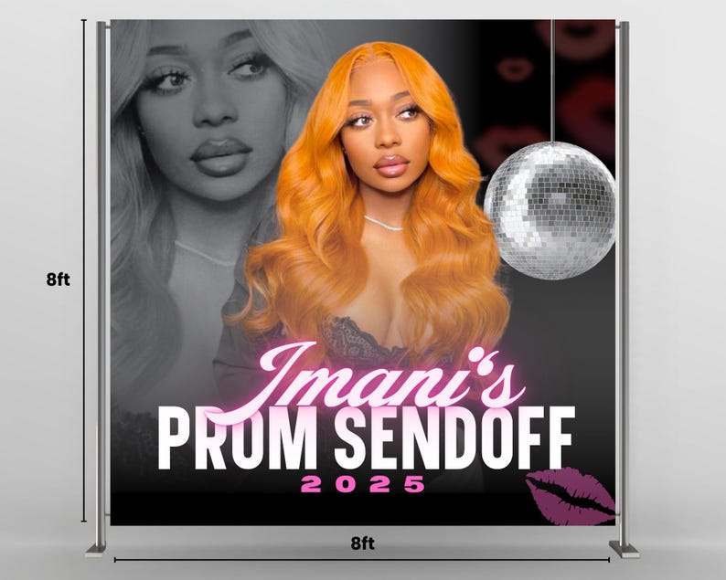 Op de afbeelding: Een promotiebanner voor "Imani's Prom Sendoff 2025", met een vrouw met oranje haar. De banner is 2,4 meter hoog en breed. Een discobal hangt van bovenaf. De achtergrond bevat een grijswaardenafbeelding van dezelfde vrouw en een kus van lippenstift.