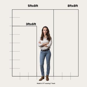 Op de afbeelding: Een vrouw staat voor drie zwarte rechthoeken, gemarkeerd als 5ftx8ft, 3ftx6ft en 8ftx8ft. Ze draagt een wit overhemd, een blauwe jeans en bruine laarzen. De tekst onderaan luidt: Model is 1,75 m lang en draagt hakken van 5 cm.