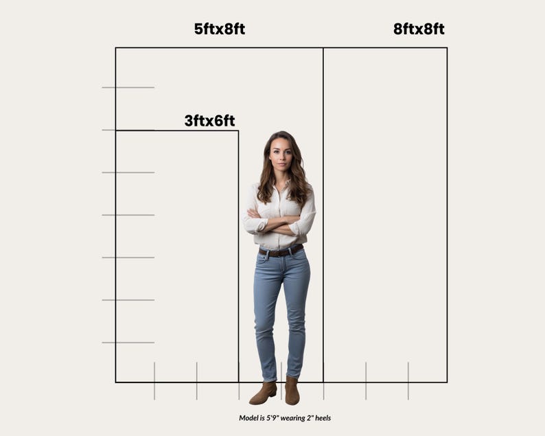 Op de afbeelding: Een vrouw staat voor drie zwarte rechthoeken, gemarkeerd als 5ftx8ft, 3ftx6ft en 8ftx8ft. Ze draagt een wit overhemd, een blauwe jeans en bruine laarzen. De tekst onderaan luidt: Model is 1,75 m lang en draagt hakken van 5 cm.