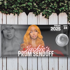 Op de afbeelding: Een zwart-witte banner met een discobal en de tekst "Prom 2025 Mei 24". De banner toont ook een foto van een vrouw met blond haar en de tekst "Jackie's Prom Sendoff".