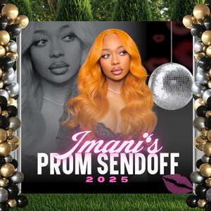 Op de afbeelding: Een banner met een vrouw met oranje haar, een discobal en ballonnenkolommen. De banner leest "Imani's PROM SENDOFF 2025" met een roze lip-afbeelding. De ballonnen zijn zwart, goud en zilver.