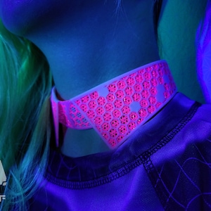 HEXin Collar UV Pink & White - Rubber Ravewear (Choker, Necklace, Artwear, Reactive, Rave Accessories, Fluorescent, Black Light, Glow,Party)