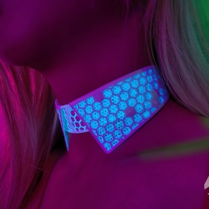 HEXin Collar UV Blue & White - Rubber Ravewear (Choker, Necklace, Artwear, Reactive, Fluorescent, Black Light, Rave Accessories, Glow,Party)