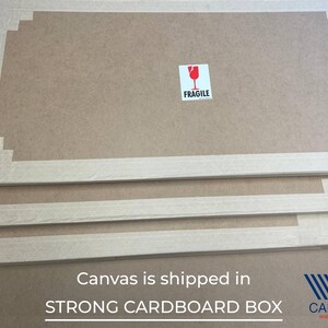 Puede incluir: Cajas de cart&oacute;n rectangulares apiladas, con bordes blancos e interior marr&oacute;n. Una pegatina roja y blanca de "Fragile" es visible en la caja superior. El texto "Canvas is shipped in STRONG CARDBOARD BOX" est&aacute; impreso en la parte inferior.