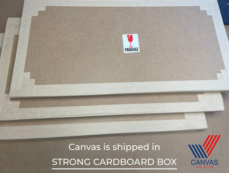 Puede incluir: Cajas de cart&oacute;n rectangulares apiladas, con bordes blancos e interior marr&oacute;n. Una pegatina roja y blanca de "Fragile" es visible en la caja superior. El texto "Canvas is shipped in STRONG CARDBOARD BOX" est&aacute; impreso en la parte inferior.