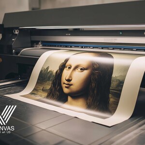 Puede incluir: Una impresora de gran formato imprimiendo un lienzo con el retrato de la Mona Lisa. La obra de arte est&aacute; en proceso de impresi&oacute;n, con la imagen parcialmente visible. La impresora es negra y gris, con el logo Canvas Wall Art US en la esquina inferior izquierda.