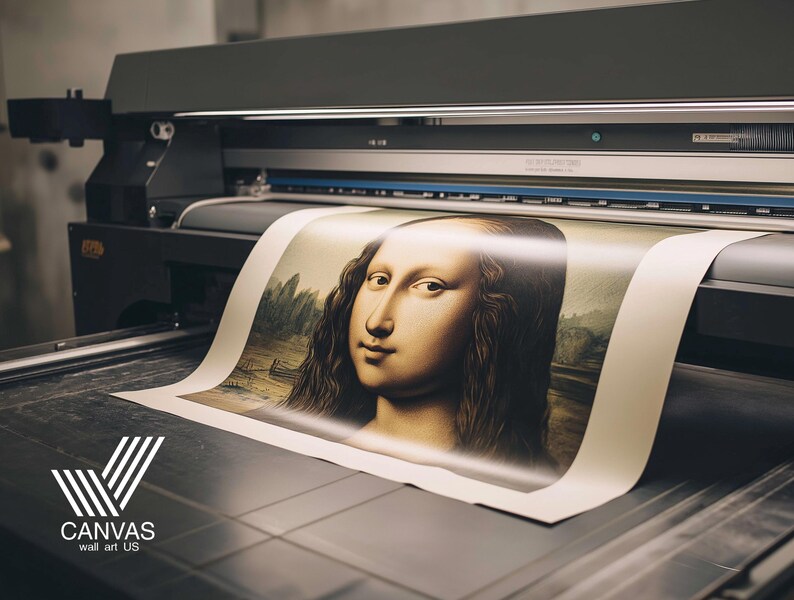 Puede incluir: Una impresora de gran formato imprimiendo un lienzo con el retrato de la Mona Lisa. La obra de arte est&aacute; en proceso de impresi&oacute;n, con la imagen parcialmente visible. La impresora es negra y gris, con el logo Canvas Wall Art US en la esquina inferior izquierda.