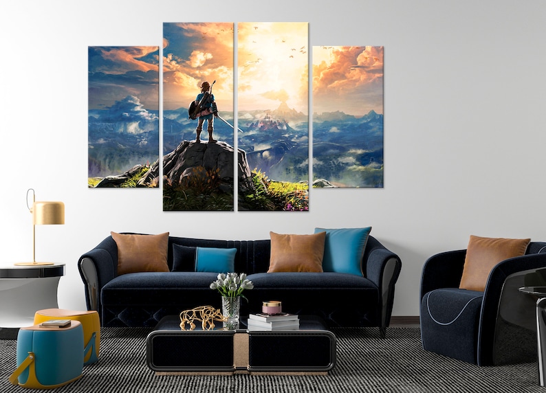 Puede incluir: Una impresi&oacute;n en lienzo de varios paneles que presenta un personaje de videojuego de pie en un acantilado rocoso con vistas a un vasto paisaje monta&ntilde;oso. El cielo es de un naranja y amarillo vibrantes, con nubes y p&aacute;jaros volando por encima.