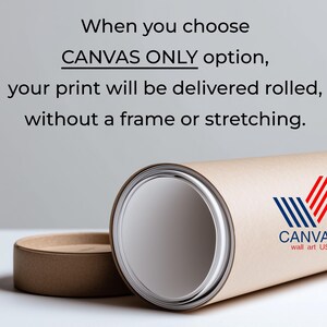 Puede incluir: Una impresi&oacute;n en lienzo enrollada en un tubo cil&iacute;ndrico de cart&oacute;n con tapa. El tubo tiene un logotipo con rayas rojas y azules y el texto "CANVAS wall art US". El texto de la imagen dice: "Cuando eliges la opci&oacute;n CANVAS ONLY, tu impresi&oacute;n se entregar&aacute; enrollada, sin marco ni estiramiento."