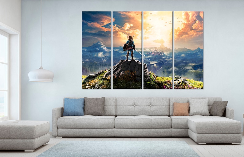 Puede incluir: Una impresi&oacute;n en lienzo de varios paneles que presenta un personaje de videojuego de pie en la cima de una monta&ntilde;a con vistas a un vasto paisaje. El personaje lleva una t&uacute;nica verde y sostiene una espada. El cielo es de un azul vibrante con nubes blancas y esponjosas. El sol se pone en la distancia, proyectando un c&aacute;lido resplandor sobre la escena.