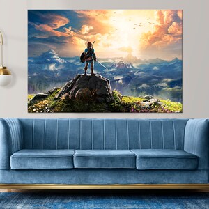 Puede incluir: Un personaje de videojuego se encuentra de pie en un acantilado rocoso con vistas a un vasto paisaje nublado. El cielo es de un naranja y amarillo vibrantes, con un sol brillante que brilla a trav&eacute;s de las nubes. El personaje lleva una t&uacute;nica azul y pantalones marrones, y sostiene una espada y un escudo.