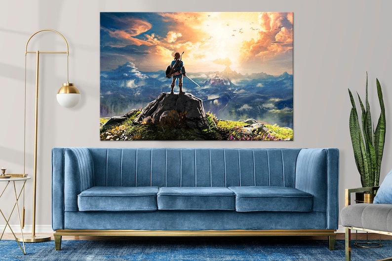 Puede incluir: Un personaje de videojuego se encuentra de pie en un acantilado rocoso con vistas a un vasto paisaje nublado. El cielo es de un naranja y amarillo vibrantes, con un sol brillante que brilla a trav&eacute;s de las nubes. El personaje lleva una t&uacute;nica azul y pantalones marrones, y sostiene una espada y un escudo.