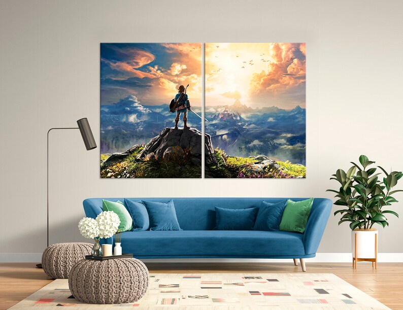 Puede incluir: Una impresi&oacute;n en lienzo dividida que presenta un personaje de videojuego de pie en la cima de una monta&ntilde;a con vistas a un vasto paisaje. El personaje lleva una t&uacute;nica azul y sostiene una espada. El cielo es de un naranja y rosa vibrantes, con nubes y un sol brillante en la distancia.